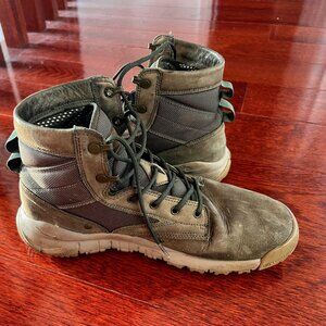 Nike Boots in Green [9.5]